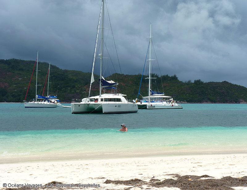 Seychelles-croisiere-sur-mesure-catamaran-mouillage